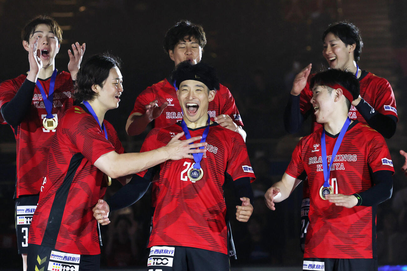 リーグH　プレーオフ　決勝　最高殊勲選手賞を受賞し喜ぶブレイヴキングス刈谷吉野樹（中央）（撮影・鈴木正人）