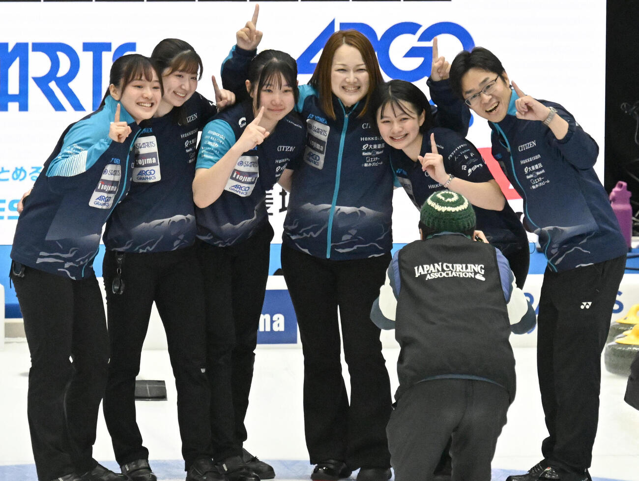 日本カーリング選手権大会横浜大会2026　優勝を決め、笑顔で写真に納まるSC軽井沢クラブの、左から上野美優、金井亜翠香、川田亜依、小栁麻葉、上野結生、西室雄二コーチ（撮影・千葉一成）