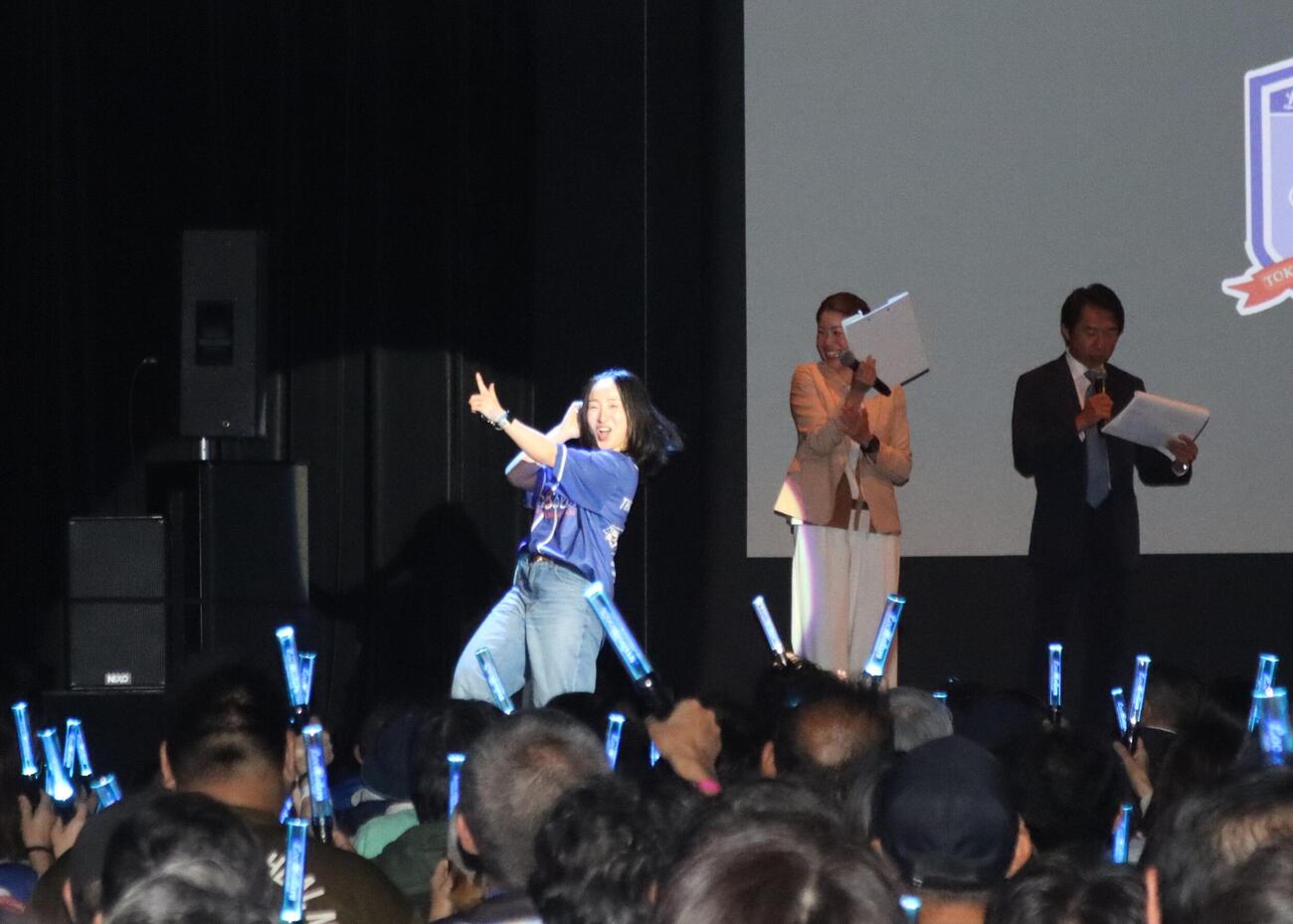 イベントでポーズを決めるロコ・ソラーレ藤沢五月