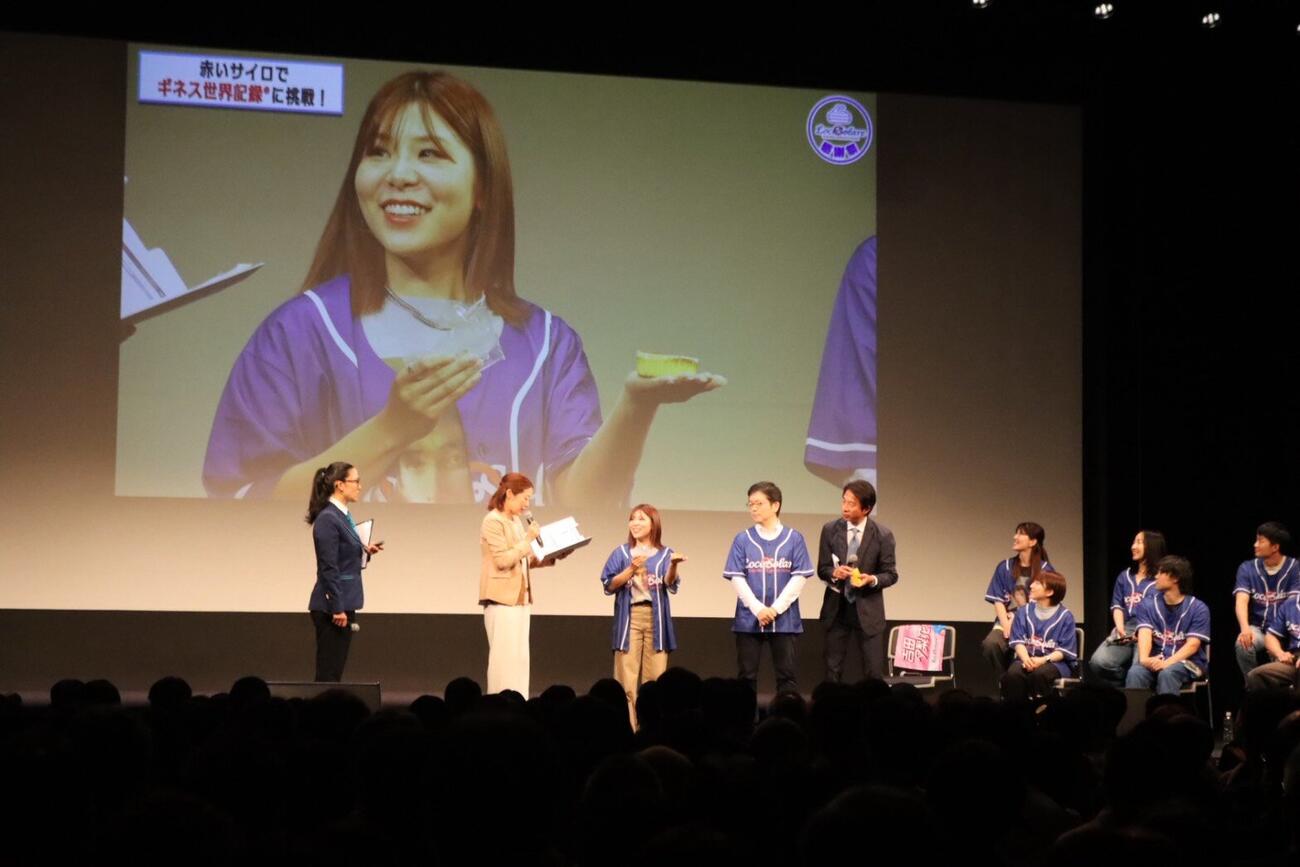 イベントでギネス世界記録挑戦前に「赤いサイロ」開封の手本を見せるロコ・ソラーレ吉田夕梨花