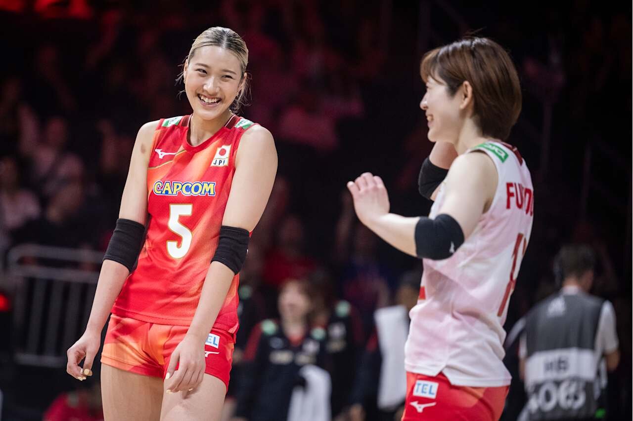 笑顔を見せる佐藤（左）と福留（C）Volleyball World