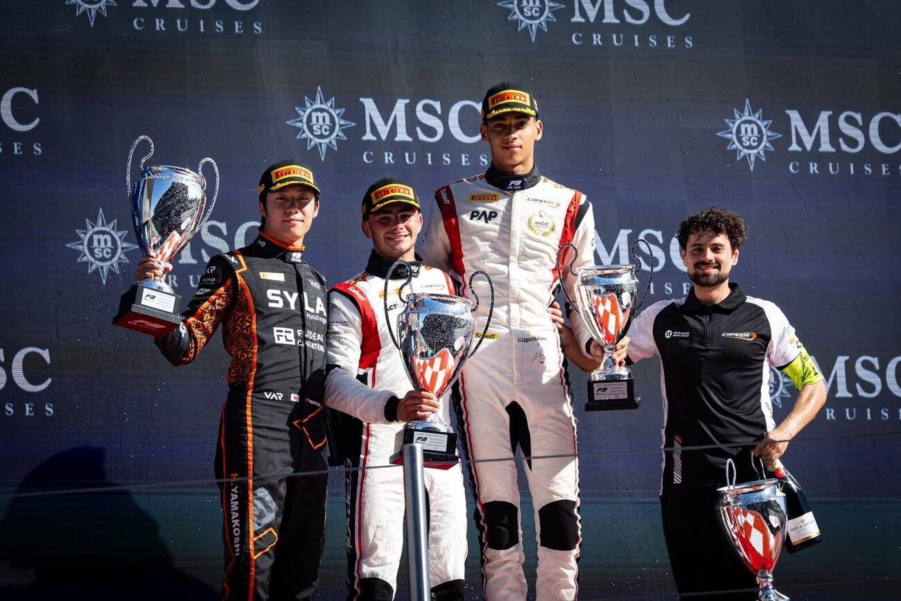 F3第3戦で2位に入り表彰される山越（左端）
