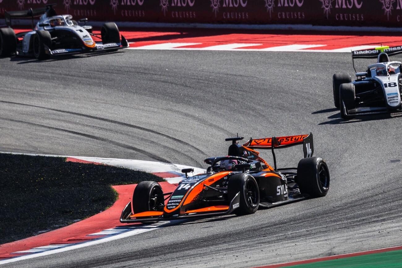 F3第3戦で周回を重ねる山越