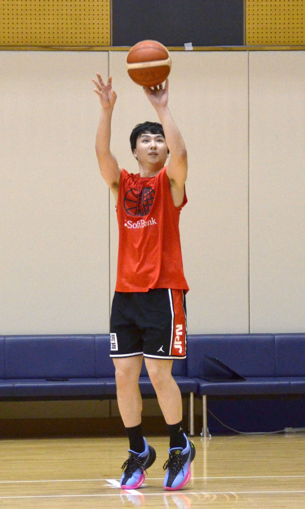練習で3点シュートを狙う富永（共同）