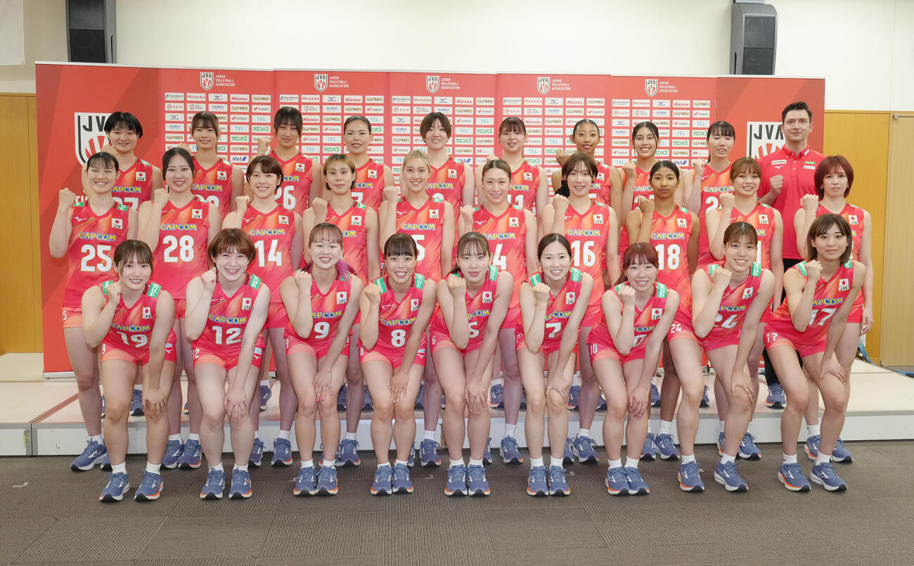 バレーボール女子日本代表。後列右端はフェルハト・アクバシュ監督（撮影・足立雅史）