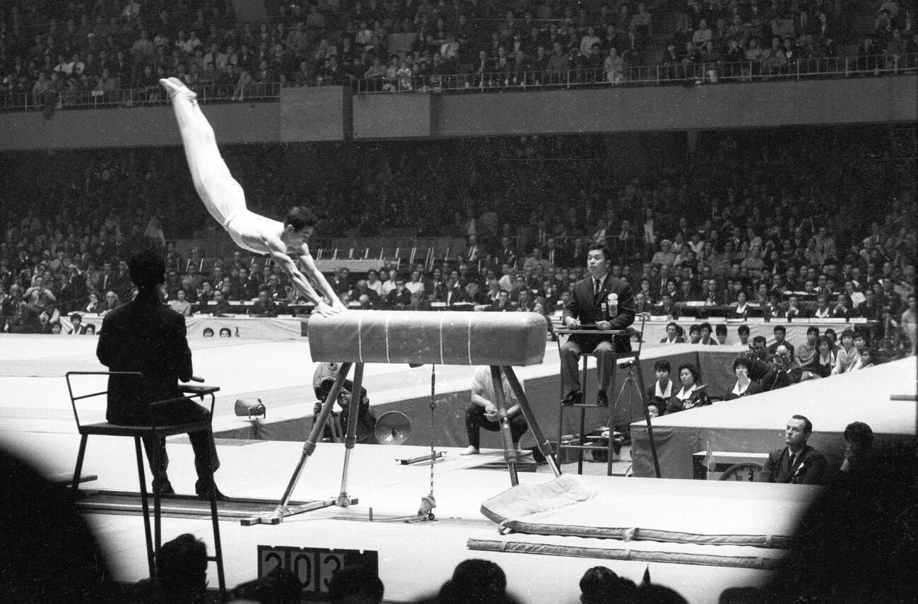 64年東京五輪体操男子種目別、跳馬で金メダルを獲得した松田治広さんの演技