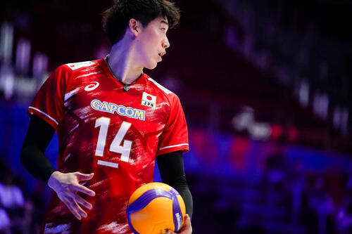 サーブに臨む石川祐希(C)Volleyball World