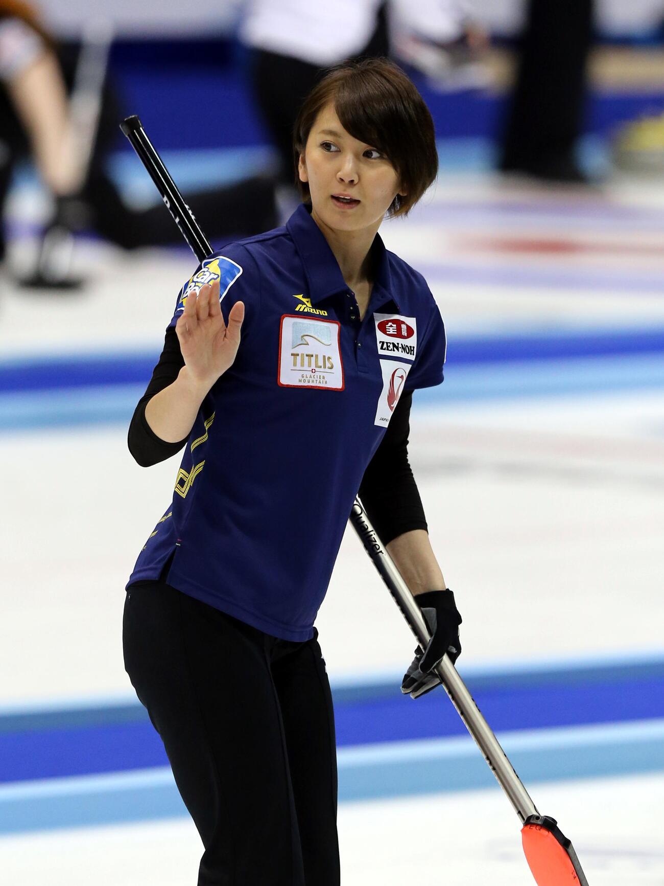 ショット後、確認をとる吉村紗也香（2015年3月撮影）