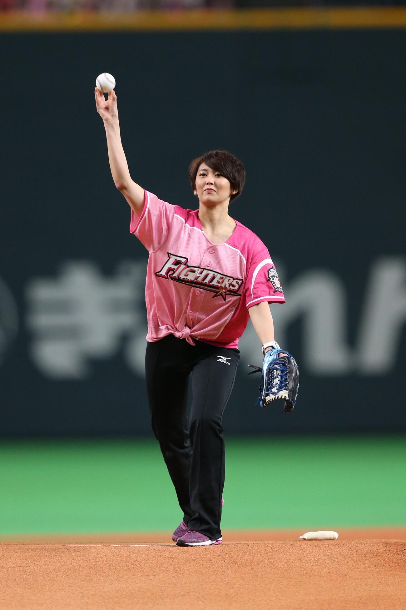 日本ハム対ソフトバンク　始球式を務めた女子カーリングの吉村紗也香（2015年5月撮影）