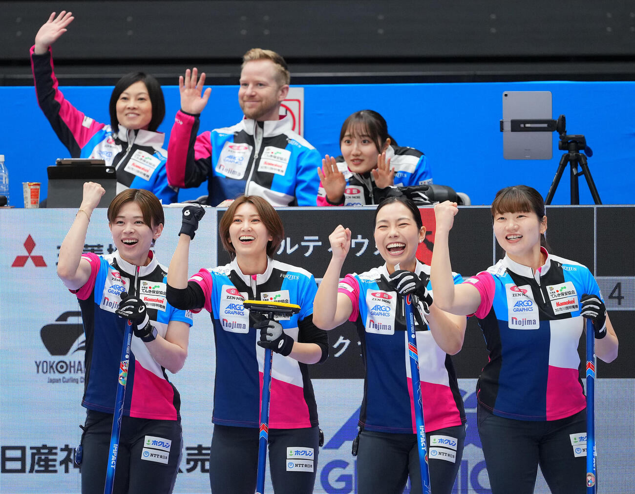 笑顔でポーズを決めるフォルティウス吉村紗也香（前列左から2人目）（2025年2月撮影）