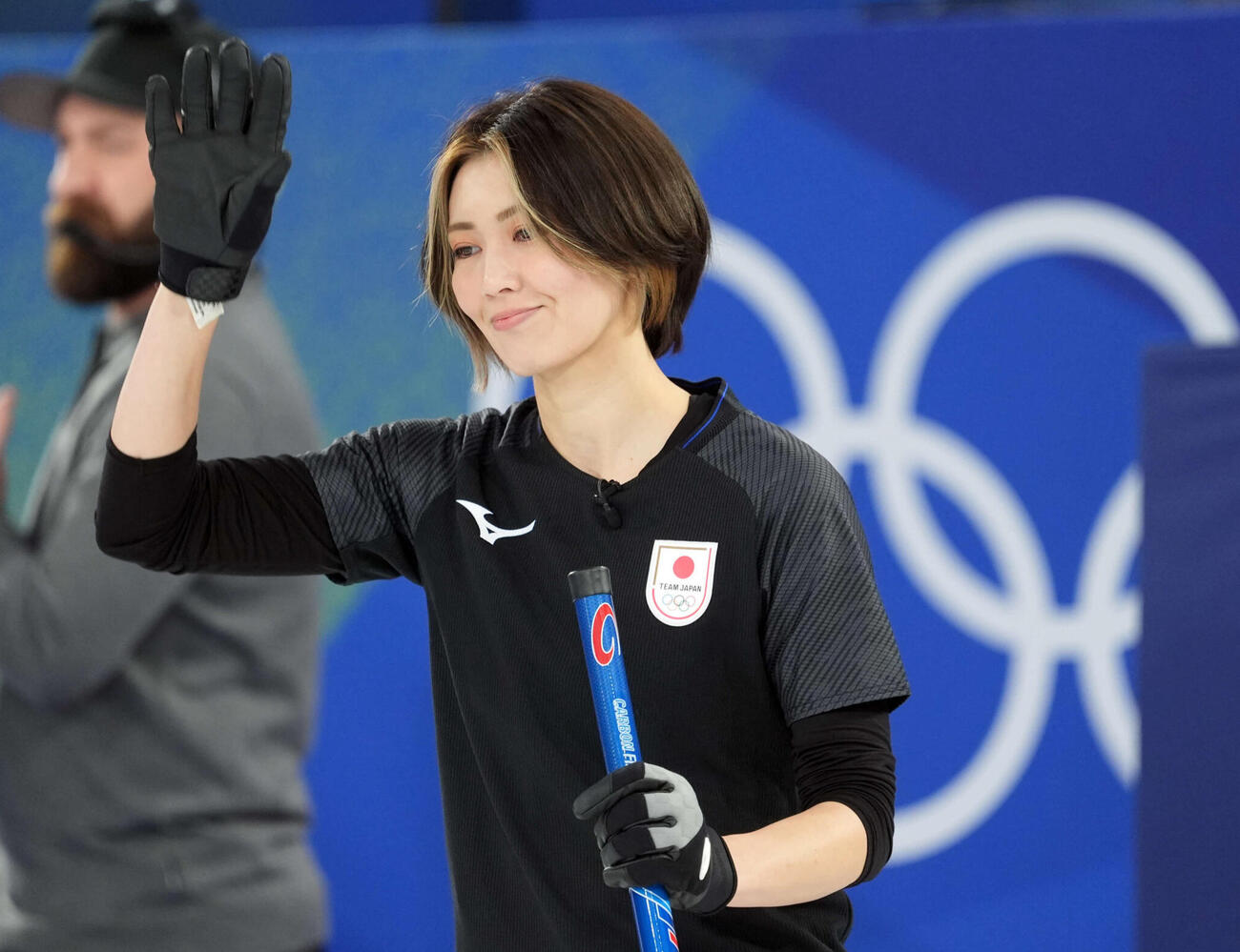 ミラノ・コルティナ五輪カーリング女子　日本対スウェーデン　声援に応える吉村紗也香（2026年2月）