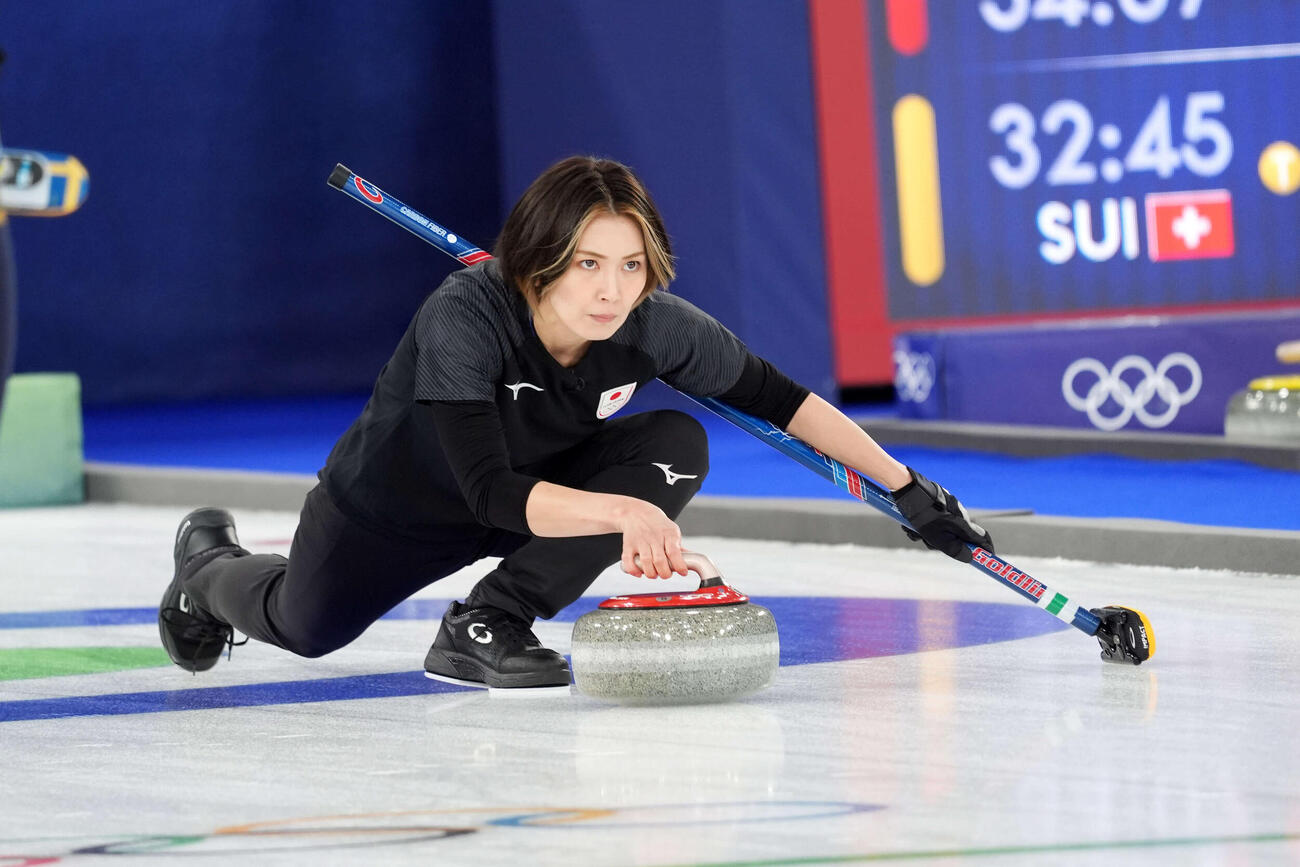 2月、ミラノ五輪のスウェーデン戦でショットを放つ吉村紗也香