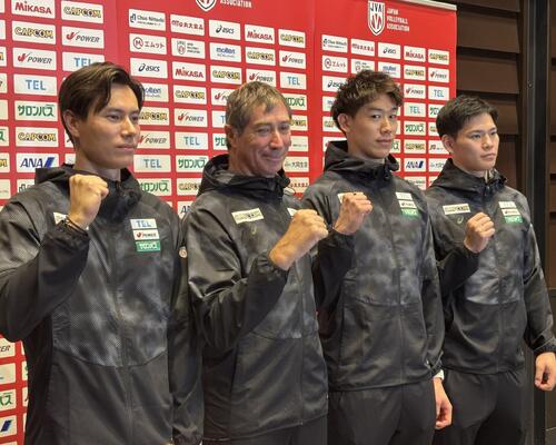 日本男子バレーの試合場面