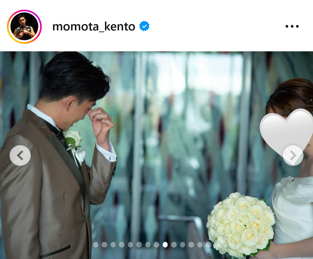 花嫁を前に目頭を押える桃田賢斗（桃田賢斗のインスタグラムから）