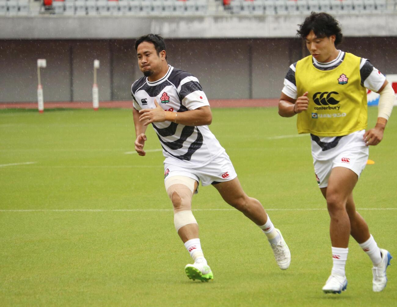 マオリ・オールブラックス戦に向け調整する松永（左）（共同）