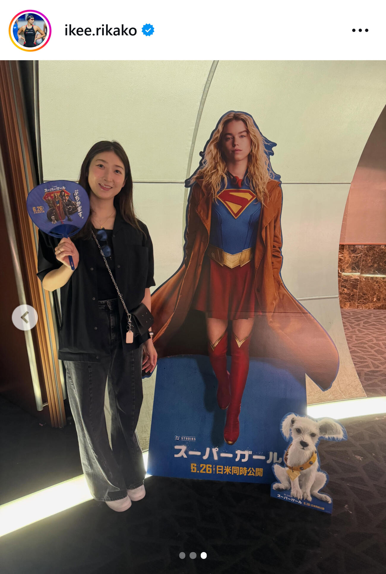 等身大パネルと2ショット（池江璃花子のインスタグラムから）