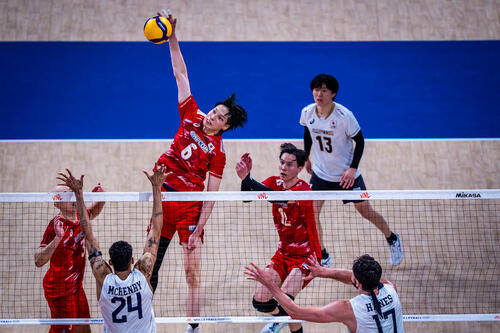 バレーボール・ネーションズリーグ(VNL)男子日本代表、米国戦(C)Volleyball World