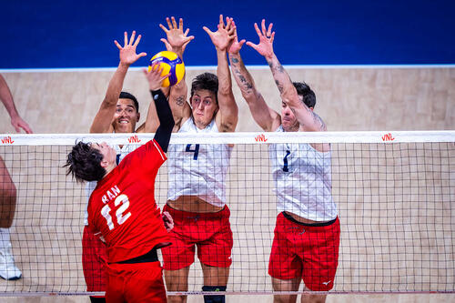 バレーボール・ネーションズリーグ(VNL)男子日本代表、米国戦(C)Volleyball World