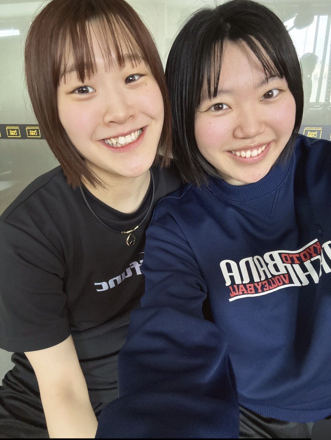 アルテミス北海道久保花音連載用写真　久保（左）とチームメートの榎園紗和（右）