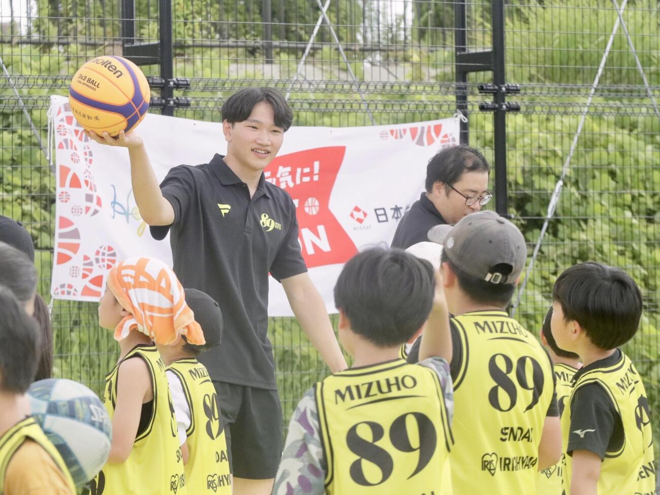 バスケット体験会で児童とふれあうBプレミア仙台・阿部真冴橙（左奥）（撮影・高橋香奈）