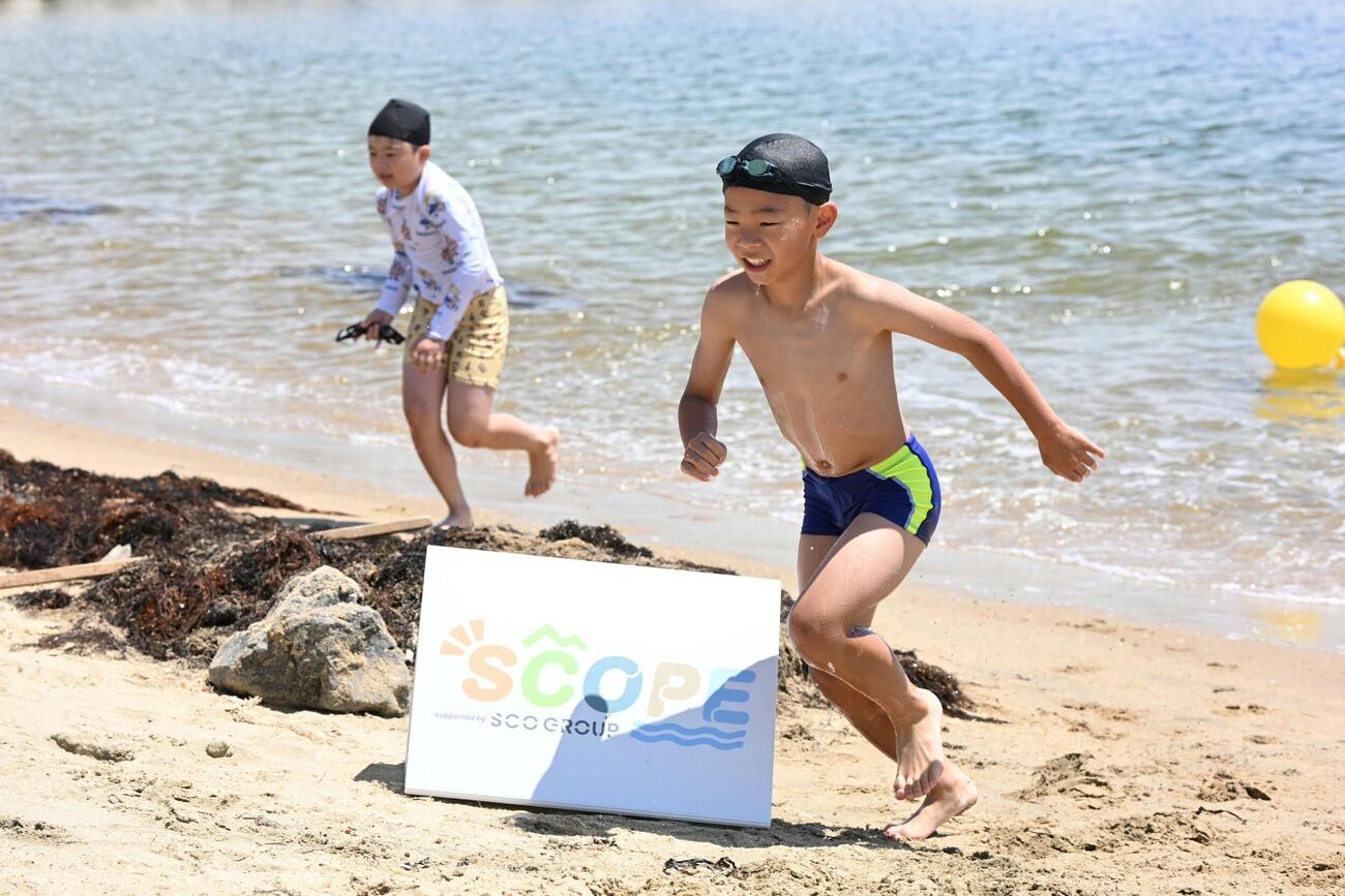 スイムを終えてトランジションに向かう参加者