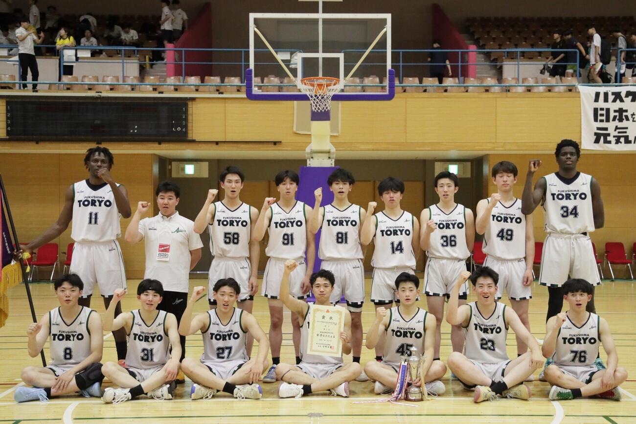 優勝し記念写真に納まる福島東稜の選手たち（撮影・高橋香奈）