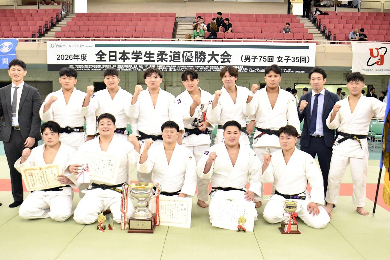男子で優勝した明大の選手ら。後列左端は中浜真吾監督（共同）