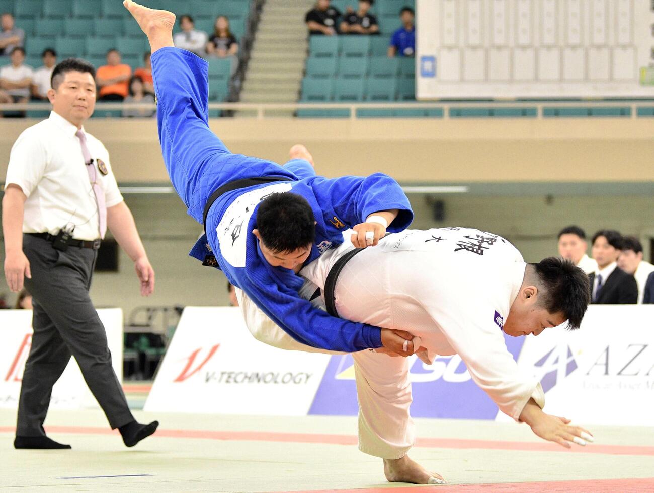 国士舘大との決勝で攻める明大の千野根玄貴（右）（共同）