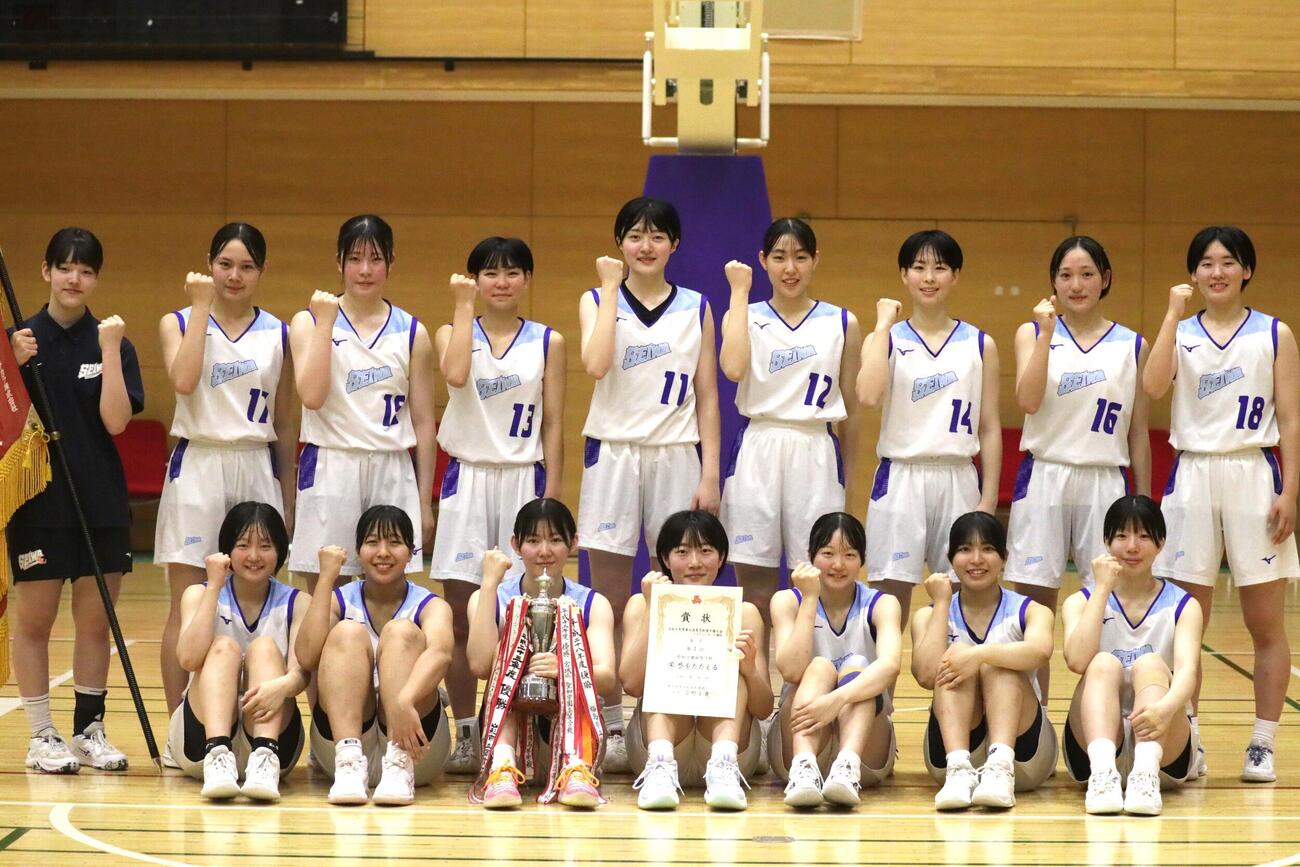 優勝し記念写真に納まる聖和学園女子の選手たち（撮影・高橋香奈）
