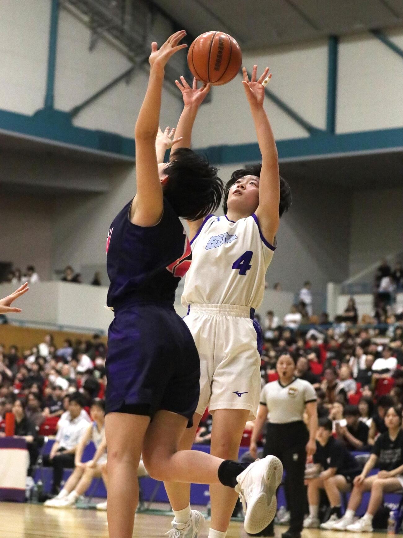 聖和学園対湯沢翔北　シュートを放つ聖和学園・佐藤楓菜（右）（撮影・高橋香奈）