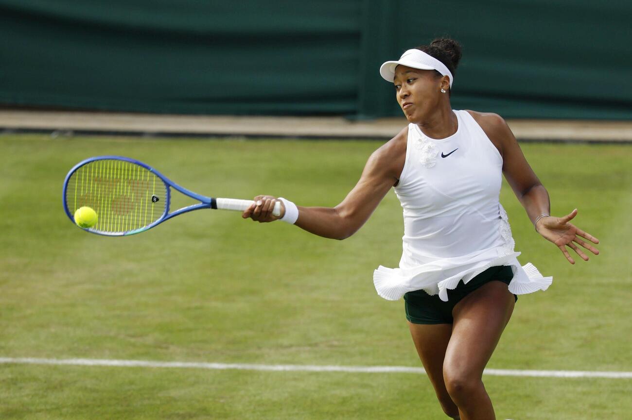 女子シングルス1回戦でプレーする大坂なおみ＝ウィンブルドン（共同）