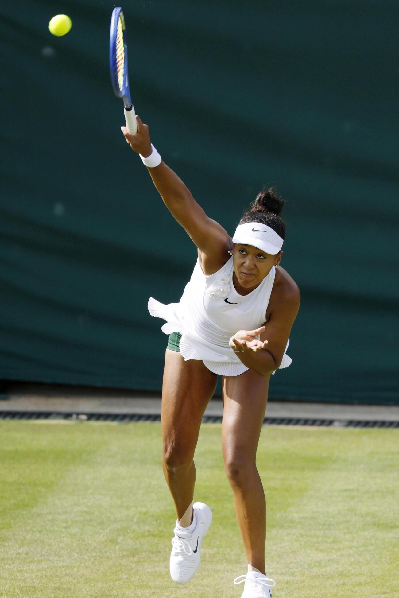 女子シングルス1回戦でプレーする大坂なおみ＝ウィンブルドン（共同）