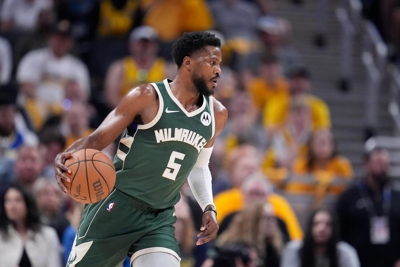 2024年4月28日、NBAプレーオフ1回戦、ドリブルをするバックスのマリク・ビーズリー（AP）