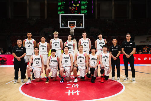 日本対中国 試合前、集合写真撮影に臨む日本代表(C)FIBA