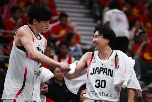 試合後に握手する渡辺雄太と富永啓生(C)FIBA