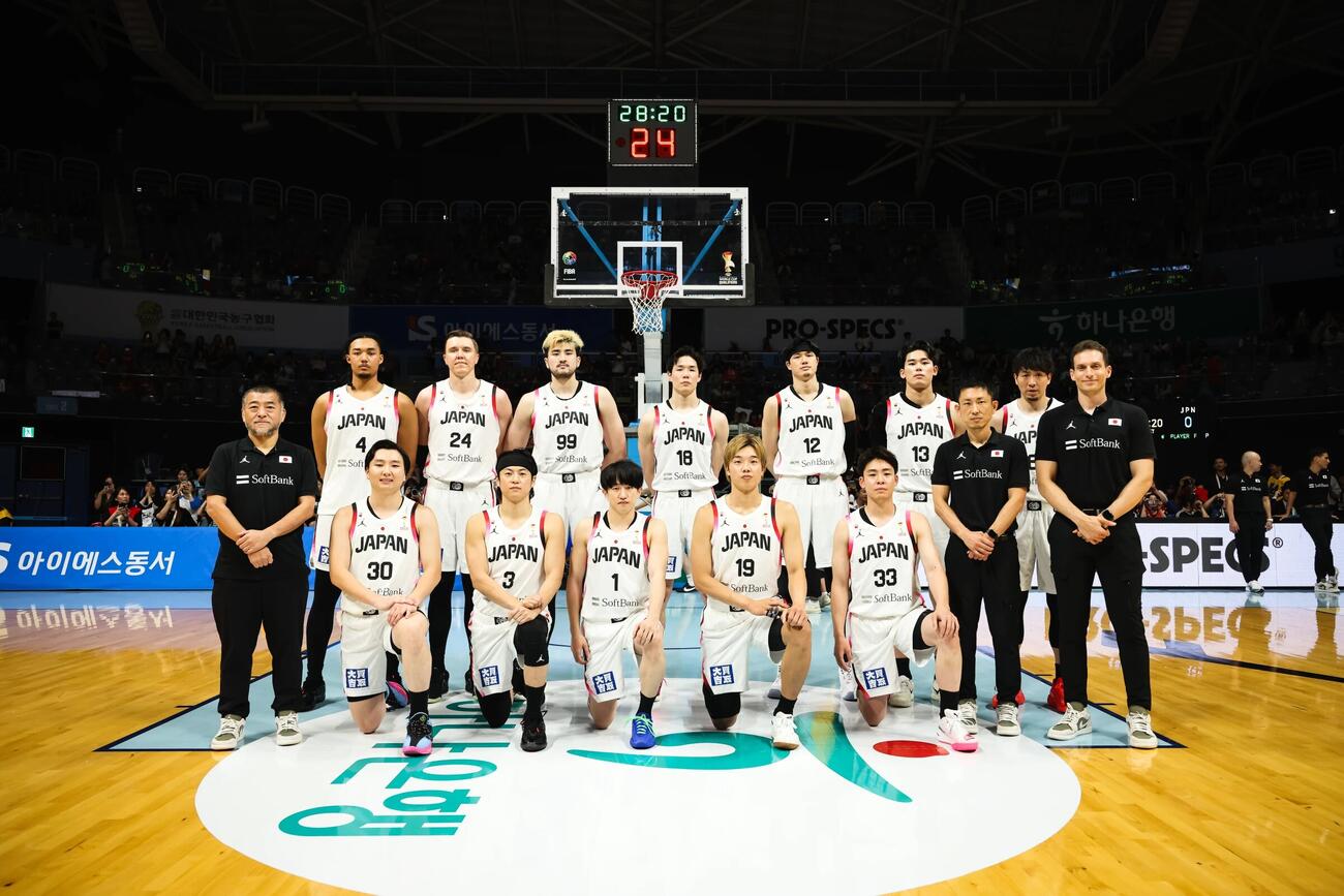 日本対韓国　試合前、集合写真撮影に臨む日本代表（C）FIBA