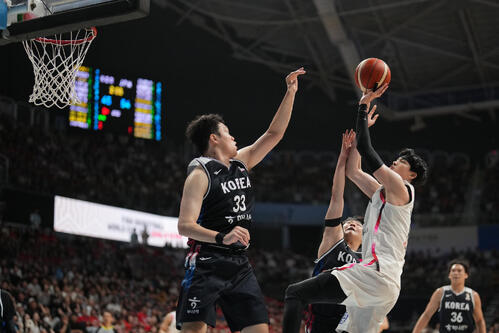 韓国のイ・スンヒョン越しにシュートを放つ日本の渡辺雄太(右)(AP)