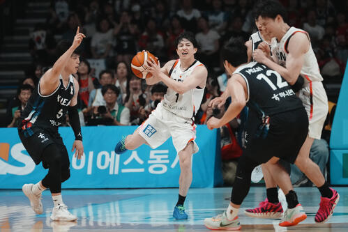 韓国のビョン・ジュンヒョン(左)からファウルを受ける日本の斎藤拓実(中央)(AP)
