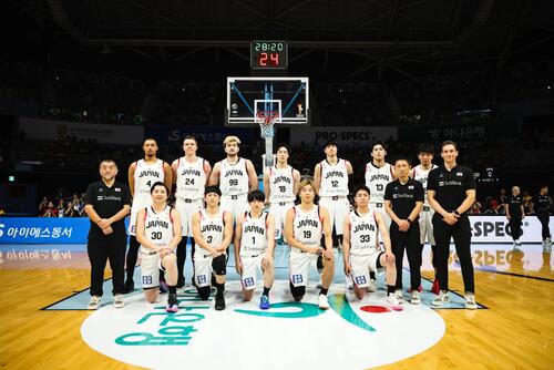 日本対韓国 試合前、集合写真撮影に臨む日本代表(C)FIBA