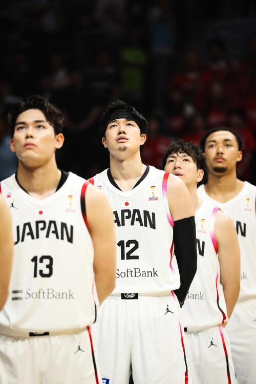日本対韓国 試合前、集合写真撮影に臨む日本代表(C)FIBA