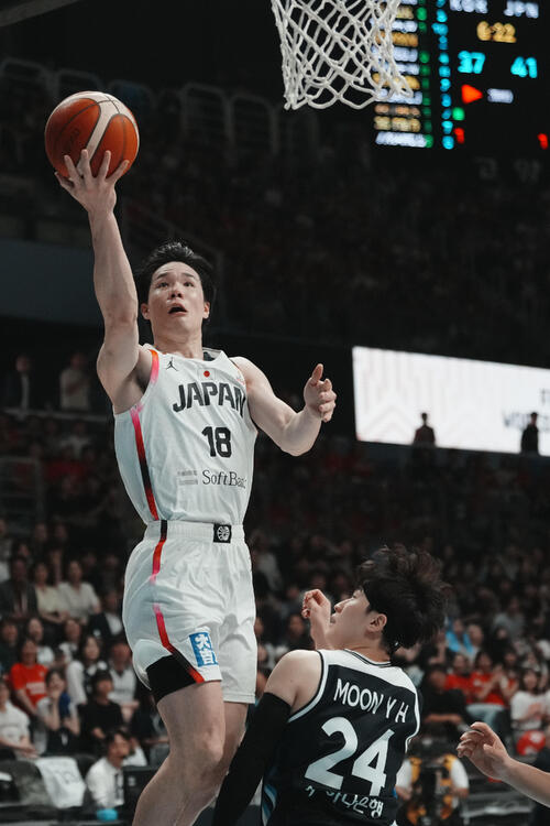 レイアップシュートを放つ日本の馬場雄大(左)(AP)