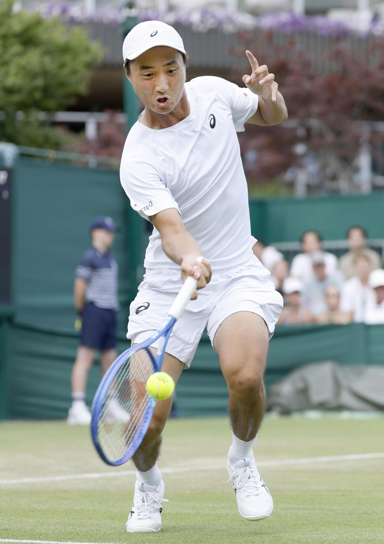 男子シングルス2回戦でプレーする望月慎太郎（共同）