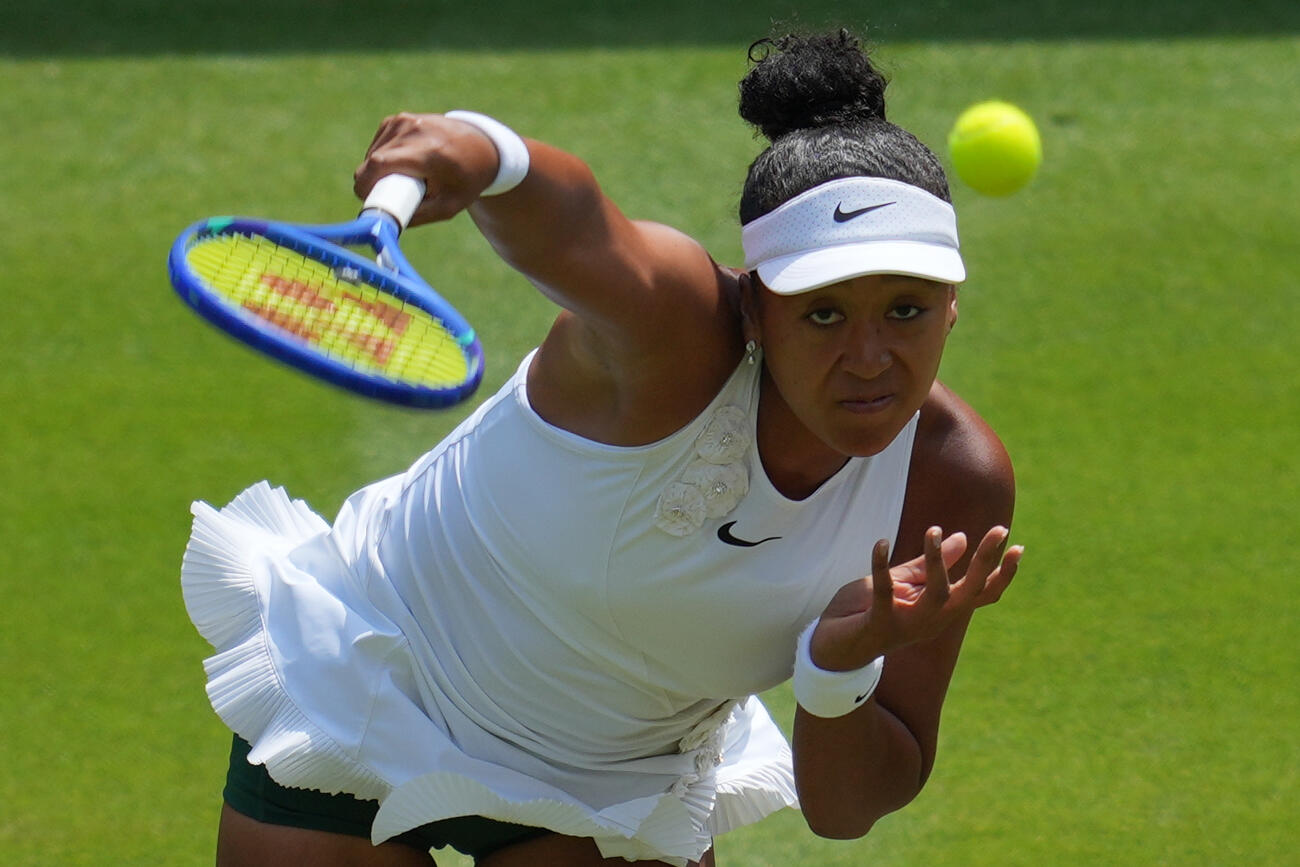 女子シングルス3回戦でショットを放つ大坂なおみ（AP）