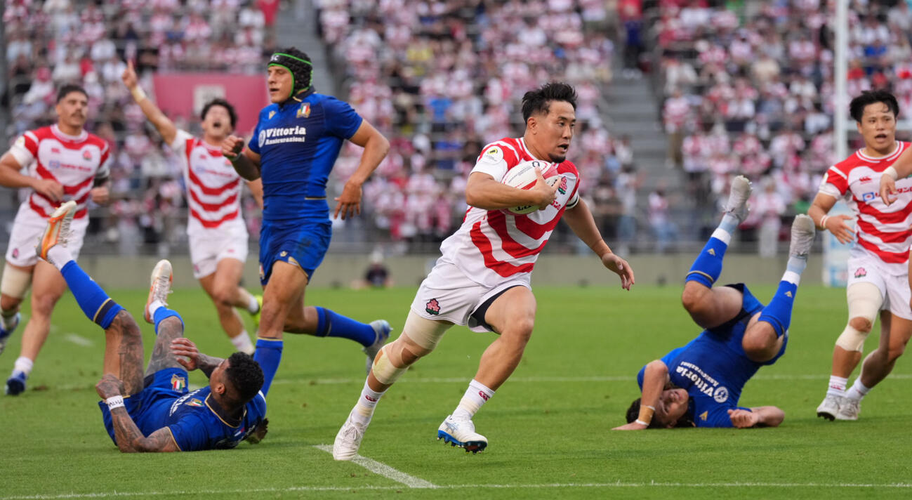 ラグビーネーションズチャンピオンシップ2026　日本代表対イタリア代表　前半、FB松永拓朗（中央）はイタリア守備陣を振り切りゴール中央へトライを奪う