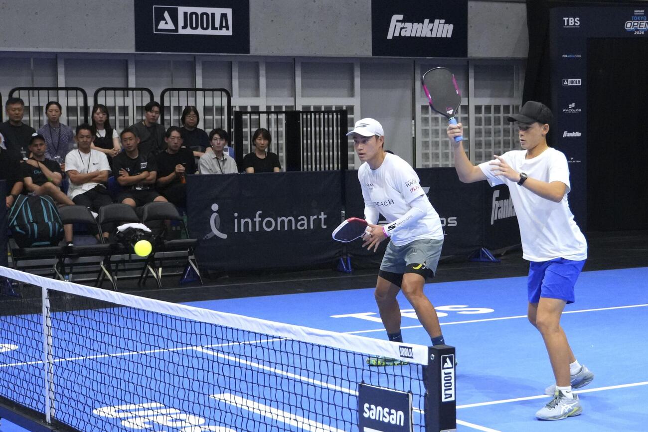 プロピックルボール男子ダブルスを制した船水雄太（左）、タマ・シマブクロ組＝アリーナ立川立飛(共同)