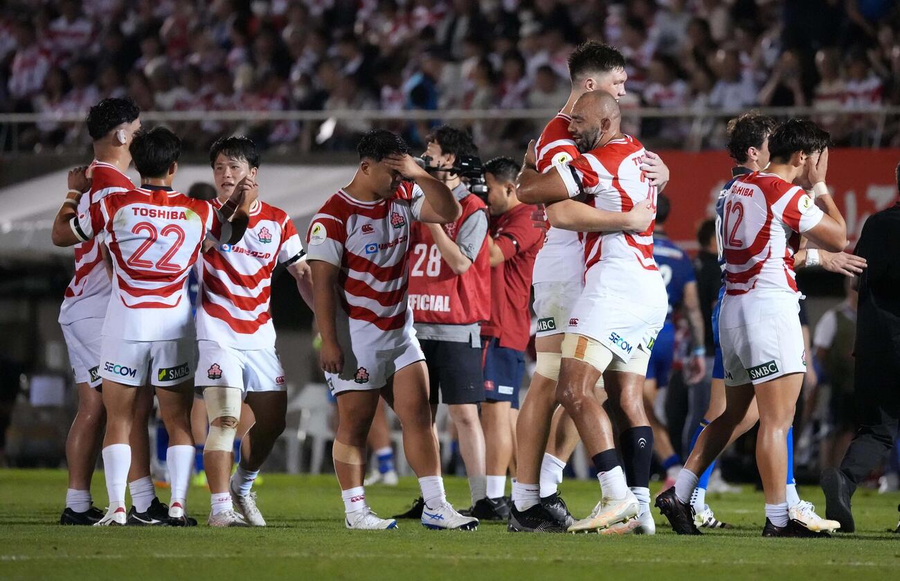 ラグビーネーションズチャンピオンシップ2026　日本代表対イタリア代表　イタリア代表戦の勝利に沸く日本代表フィフティーン。右から2人目はリーチ・マイケル（撮影・小沢裕）