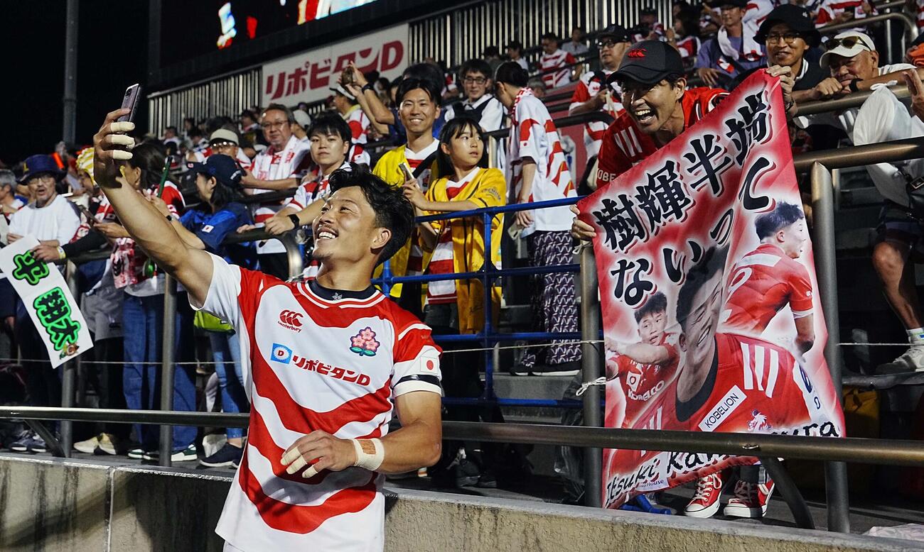 日本対イタリア　イタリアに勝利し場内一周でファンと記念撮影する日本代表上村樹輝（撮影・小沢裕）