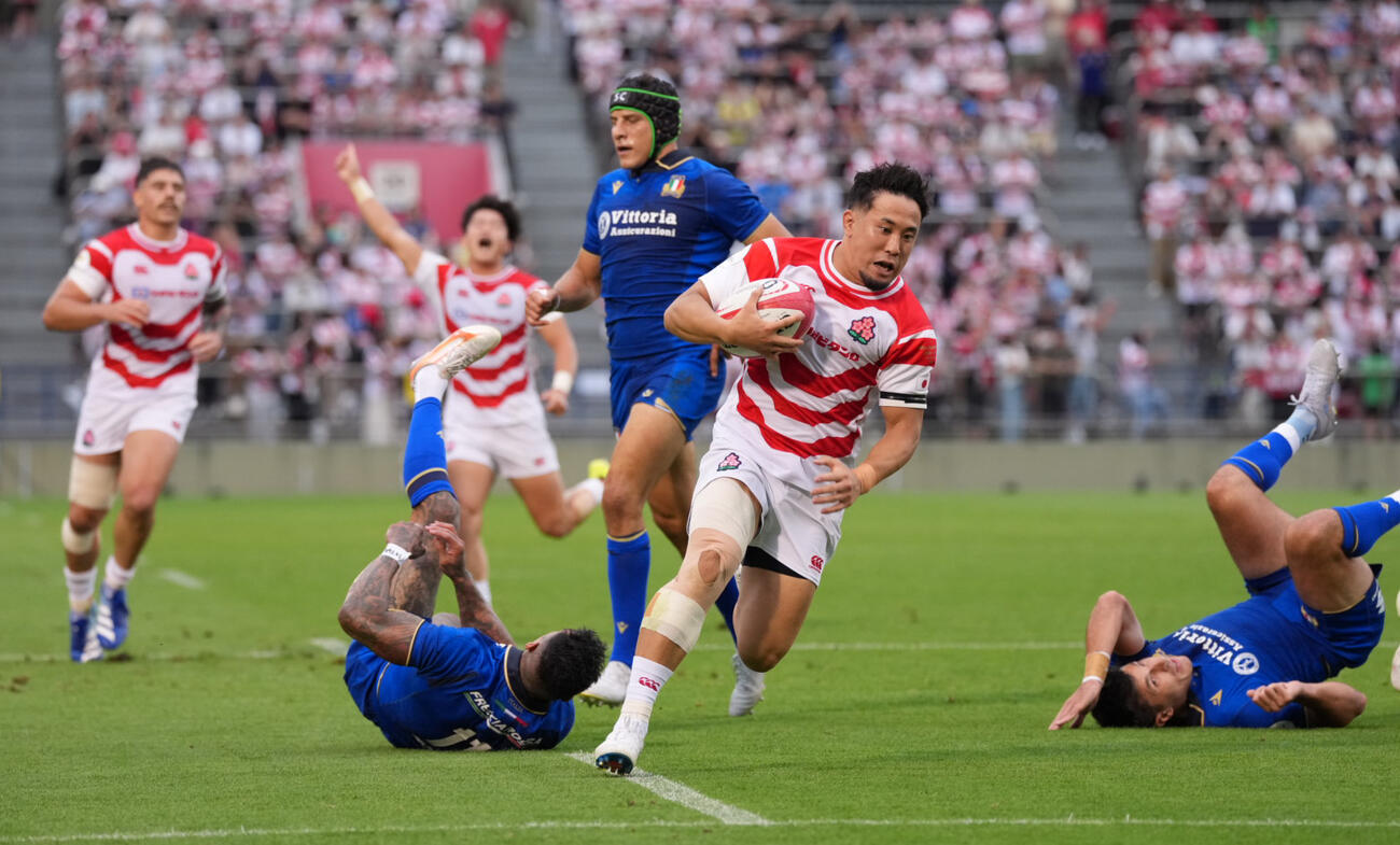 ラグビーネーションズチャンピオンシップ2026　日本代表対イタリア代表　前半、FB松永拓朗（中央）はイタリア守備陣を振り切りゴール中央へトライを奪う