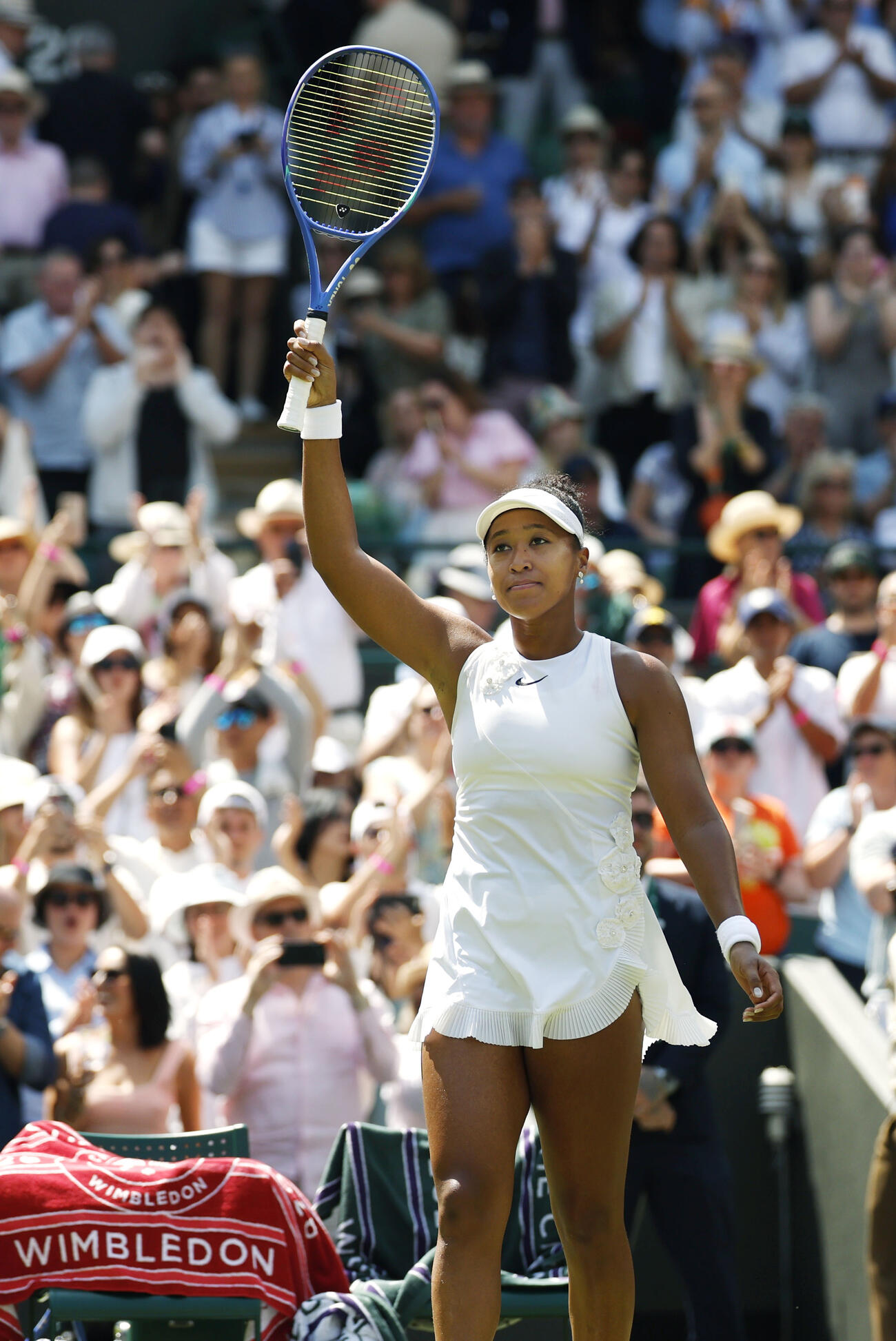 女子シングルス3回戦で勝利し手を振る大坂なおみ＝ウィンブルドン（共同）