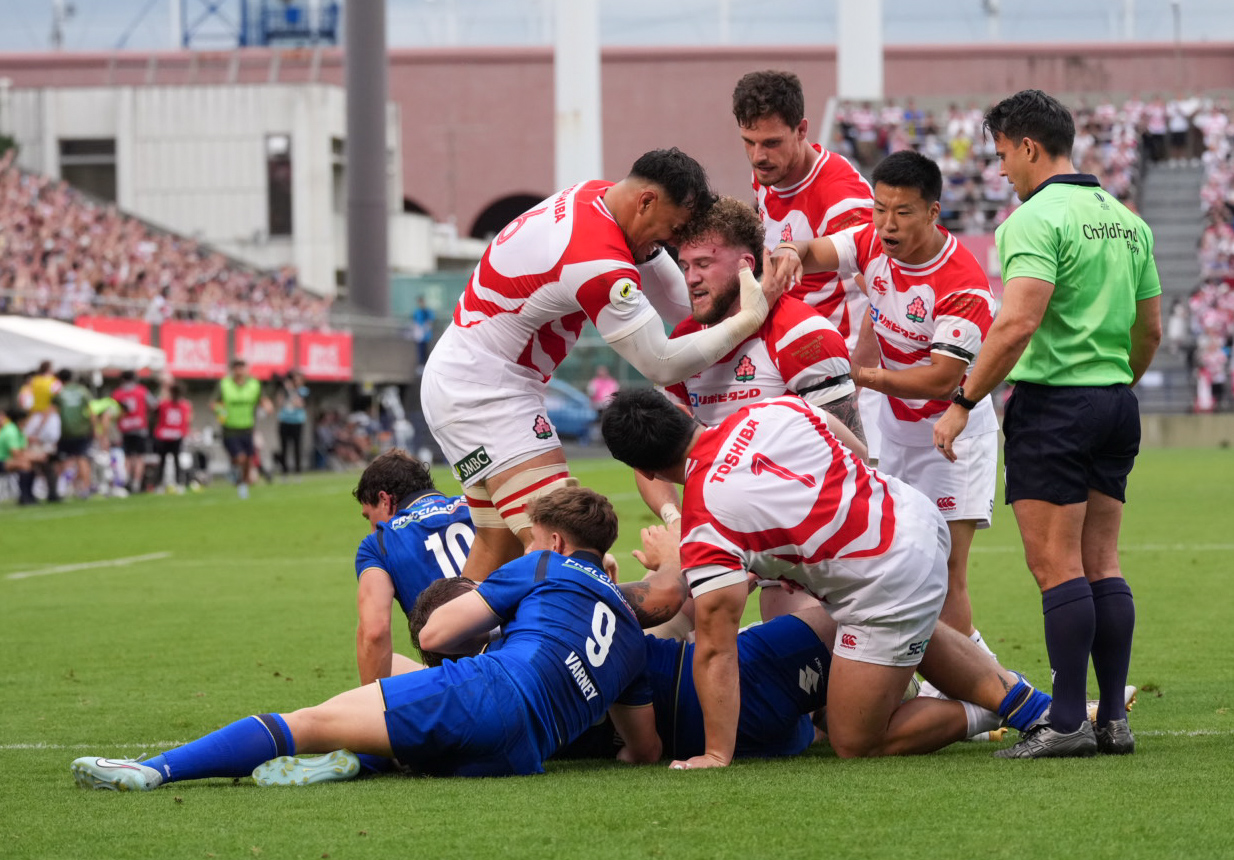 日本対イタリア　前半、ワーナー・ディアンズ（中央）はゴール右にトライを決める